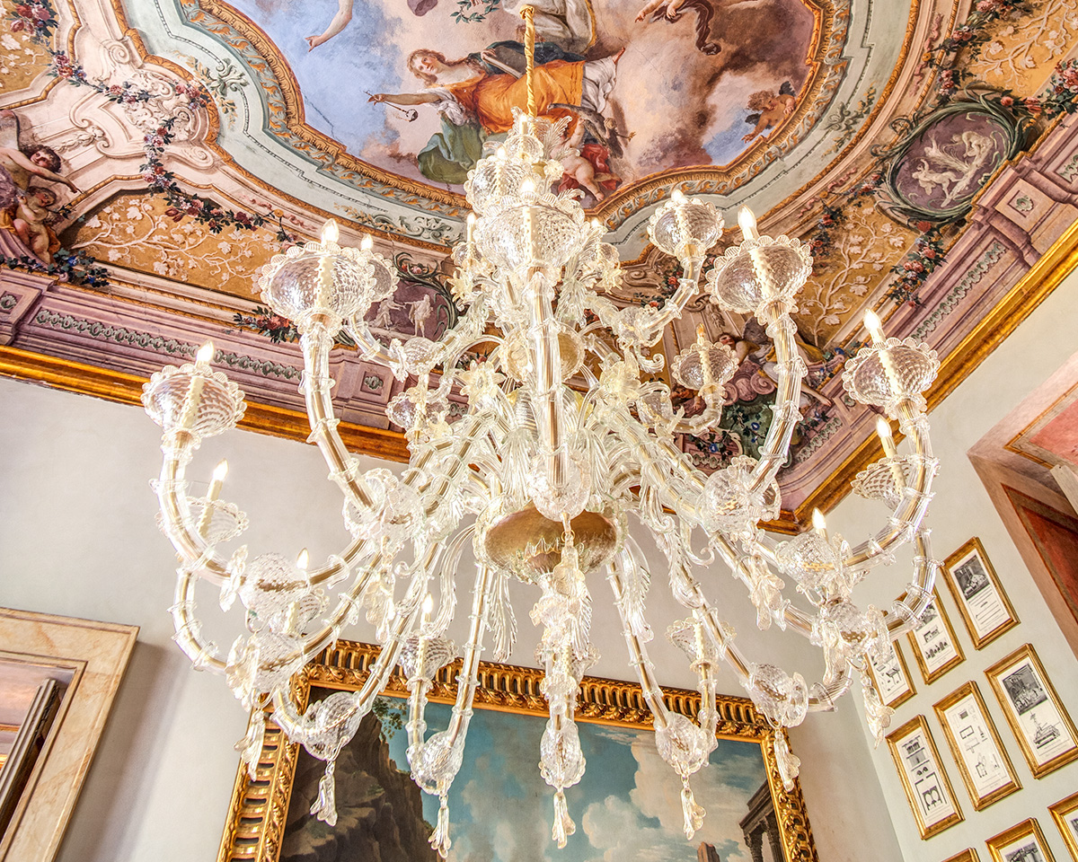 Classico lampadario Rezzonico in palazzo storico artistico