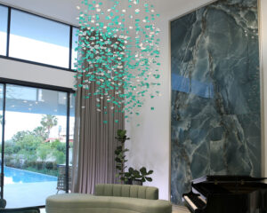 lampadario con vetri a sospensione per villa privata