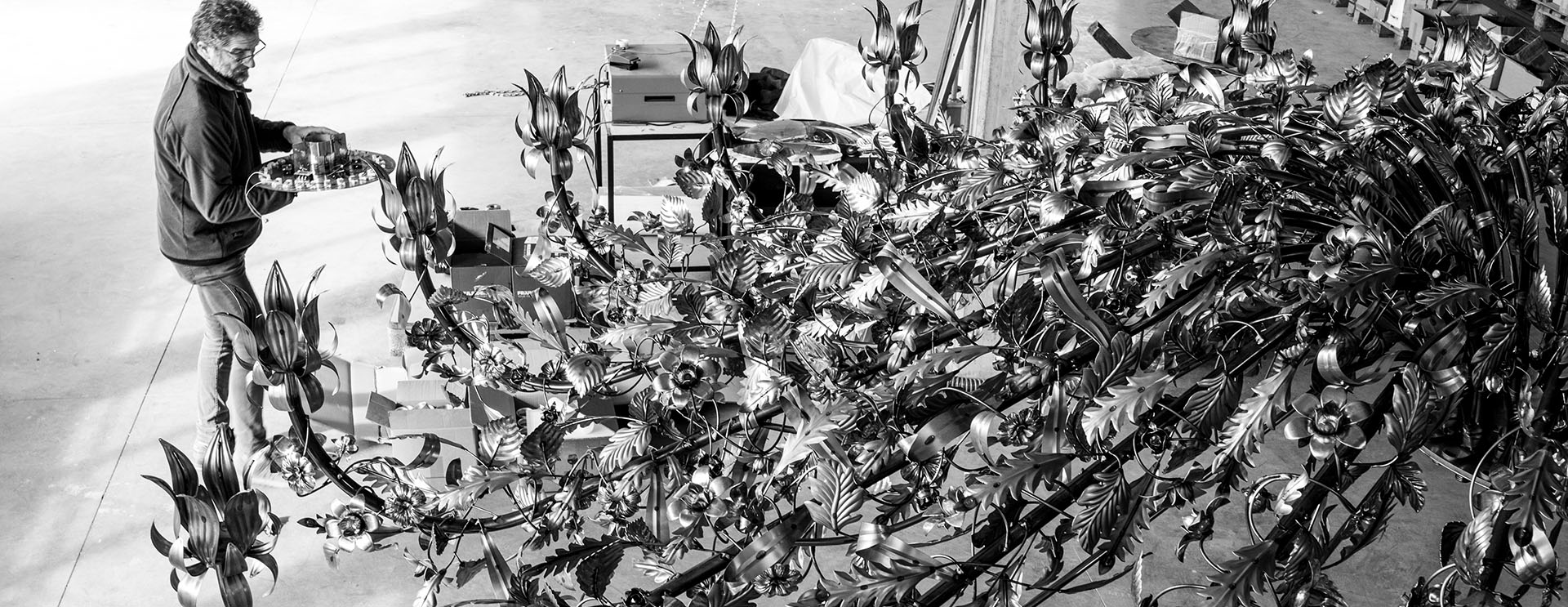 Grande lampadario esterno da 12 metri installato sopra la fontana centrale nel quartiere di Itaewon, Seoul