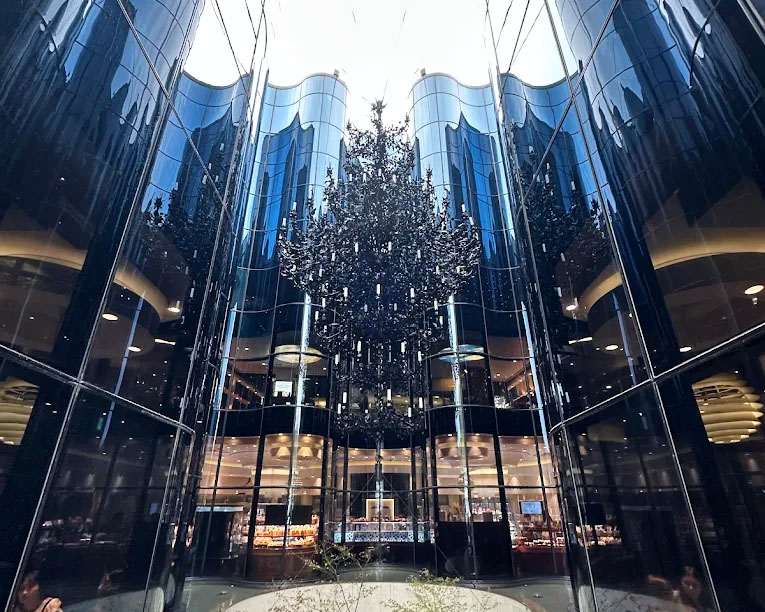 Grande lampadario esterno da 12 metri installato sopra la fontana centrale nel quartiere di Itaewon, Seoul